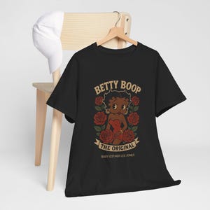 Camiseta negra con estampado floral de Betty Boop: Camiseta unisex con estampado retro. imagen 9