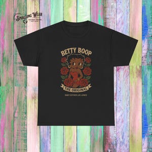 Camiseta negra con estampado floral de Betty Boop: Camiseta unisex con estampado retro. imagen 3