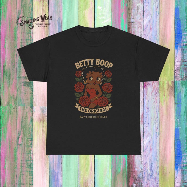 Camiseta negra con estampado floral de Betty Boop: Camiseta unisex con estampado retro. imagen 3