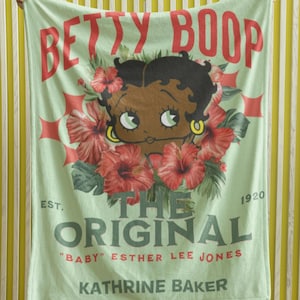 Betty Boop Floral Hibiscus Throw Blanket: Retro Decor