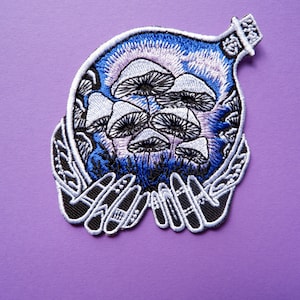 Crystal Ball Mushroom Embroidered Iron On Patches Jacket Fortune Teller Patch Creepy Witchy Tarot Cool Gift for Goth Friend Halloween