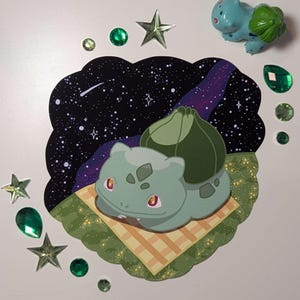 Könnte beinhalten: Illustration eines hellgrünen Bulbasaur-Charakters auf einem gemusterten Hintergrund mit einem Sternenhimmel. Das Bild ist von grünen Edelsteinen und sternförmigen Dekorationen sowie einer Bulbasaur-Figur umgeben.