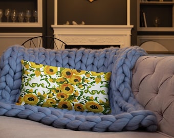 Può includere: Un cuscino da lancio con uno sfondo bianco e un motivo floreale di girasoli gialli e foglie verdi. Il cuscino ha la parola "love" scritta in un font corsivo sul davanti.