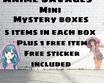 Może przedstawiać: Biała ceglana ściana z czarnym tekstem, który brzmi "Anime Savages Mini Mystery Boxes 5 Items in Each Box Plus 1 Free Item Free Sticker Included". Na ścianie znajdują się dwie anime-style ilustracje dziewcząt.