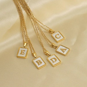 Collar con dije inicial de perla dorada / Collar con inicial chapado en oro de 18 k / Colgante de letra personalizado / Regalo de dama de honor / Regalo para mejor amiga