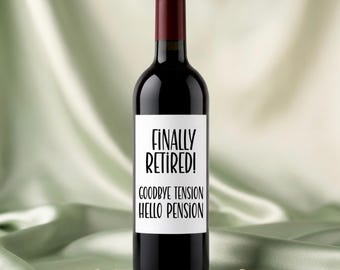 Puede incluir: Una botella de vino de vidrio oscuro con una etiqueta rectangular blanca que presenta el texto negro FINALLY RETIRED! GOODBYE TENSION HELLO PENSION. La botella tiene un cuello rojo oscuro y un tapón de corcho, de forma cilíndrica.