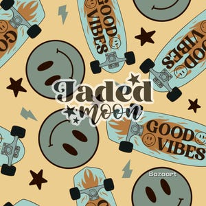 Può includere: Motivo ripetuto su sfondo beige con skateboard, faccine sorridenti, stelle e fulmini. Gli skateboard sono azzurri con le parole "GOOD VIBES" e una faccina sorridente. È presente anche il testo "Jaded Moon".