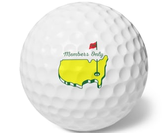 Pode incluir: Uma bola de golfe branca com um contorno verde e amarelo dos Estados Unidos, uma bandeira vermelha e o texto "Members Only".