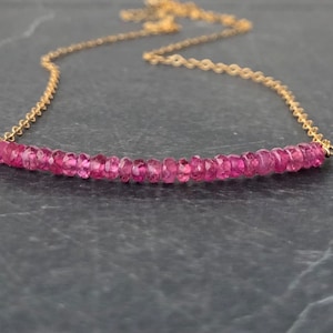 Sierlijke Ruby ketting | Juli geboortesteen sieraden voor haar, handgemaakte ketting voor vrouwen, sierlijke kralen robijn sieraden minimalistische kralen bar ketting