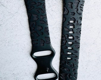 FitBit Versa 3/4-horlogeband met gegraveerde jachtluipaardprint