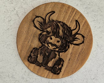 Posavasos de madera de vaca de las Tierras Altas: decoración rústica grabada