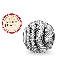 Pode incluir: Contas de berloque de prata com um design de cobra detalhado, enrolado e entrelaçado, criando uma forma de nó. A conta é projetada para uso com pulseiras de berloque.