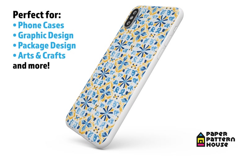 Op de afbeelding: Een witte telefoonhoes met een blauw en geel bloemenpatroon. De hoes wordt vanuit een hoek getoond, met de cameralens zichtbaar. De tekst "Paper Pattern House" is zichtbaar in de rechterbenedenhoek.