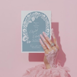 Maquette de papeterie rose, maquette 5 x 7, Maquette de carte girly, Maquette rose 5 x 7, Maquette main tenant la carte, Coquette, Glamour, Style, maquette de carte vierge