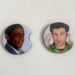 Ensemble de sous-verres de voiture Psych | Shawn Spencer et Burton Guster | Dessous de verre en néoprène effet tapis de souris | Cadeau pour fan Psych | Cadeau meilleur ami
