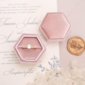 Caja de lujo para anillos en color rosa ruborizado para bodas y compromisos en toda Australia
