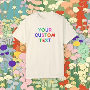 Su camisa de texto personalizada, camisa personalizada Comfort Colors en divertida fuente retro multicolor juguetona, orgullo personalizado, camiseta unisex teñida de ropa
