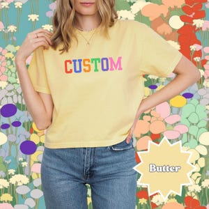 Camiseta personalizada con letras coloridas - Camiseta cuadrada con colores cómodos - Regalo retro personalizado para ella - Camiseta con nombre personalizado - Camiseta cuadrada con colores cómodos para mujer