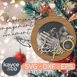 Ze zei ja Engagement Christmas Picture Ornament Svg, Cadeau voor toekomstige bruid bruidegom, Betrokken Datum Cadeau Idee, Laser Cut Bestand Digitale Download