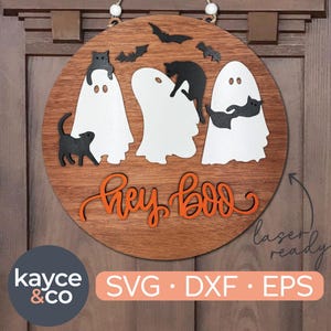 Ghost Halloween welkomstbord deurhanger SVG met zwarte katten, vleermuizen, grappig Hey Boo deurbord laserklaar cadeau voor, DIGITALE DOWNLOAD