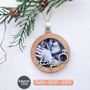 Adorno navideño con foto de compromiso "Ella dijo sí" en formato SVG, regalo para el futuro novio, idea de regalo para una cita comprometida, archivo cortado con láser (descarga digital)
