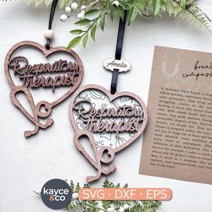 Puede incluir: Dos adornos de madera en forma de corazón con las palabras "Respiratory Therapist" y un diseño de estetoscopio. Un adorno tiene una cinta negra y una pequeña etiqueta que dice "Amelia". También se ve una tarjeta con texto sobre terapeutas respiratorios.