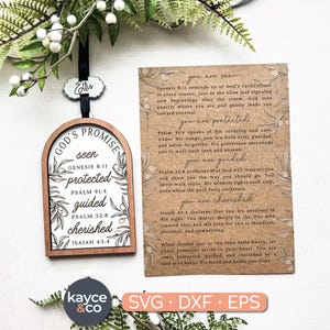 Könnte beinhalten: Ein bogenförmiges Holzornament mit weißem Einsatz, der den Text GOD'S PROMISE, seen GENESIS 8:11, protected PSALM 91:4, guided PSALM 32:8, cherished ISAIAH 43:4 und ein kleines Etikett mit der Aufschrift Ellis zeigt, neben einer Karte mit Bibeltext.
