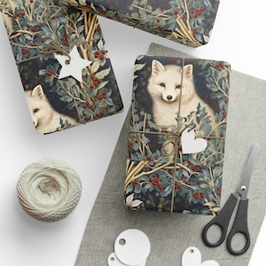 Poolvos in besneeuwde maretakInpakpapier, vintage cadeaupapier, op William Morris geïnspireerd inpakpapier
