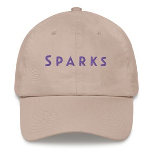 Sombrero de papá basado en el estilo de vida de Sparks (tipo moderno - letras moradas)
