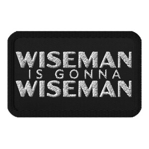 Könnte beinhalten: Schwarzer gestickter Aufnäher mit weißem Text, der "Wiseman is gonna Wiseman" lautet.
