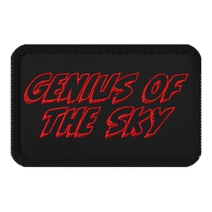 Op de afbeelding: Rood geborduurd patch op een zwarte achtergrond met de tekst "Genius of the Sky".
