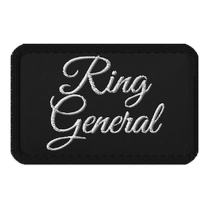 Könnte beinhalten: Schwarzer gestickter Aufnäher mit weißem Text, der "Ring General" lautet.