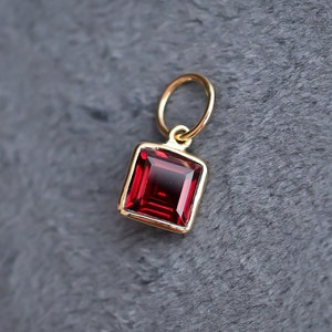 Mosambik Roter Granat Quadrat 18k Massivgold Anhänger Charm, Natürlicher Roter Granat Gold Edelstein Anhänger | 9,5x7x4 MM | Goldanhänger für Sie
