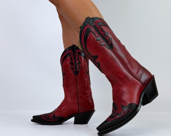Vintage Cowboy Boots Red Black e Leather Western Americana Cowgirl Texas Rodeo Festival Statement Western Footwear