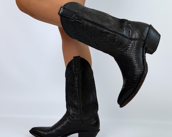 Bottes de cowboy vintage en cuir noir, pointure US 7,5, style western, motif lézard, fabriquées aux États-Unis, style cowgirl, style ranch, style festival, style sud-ouest.