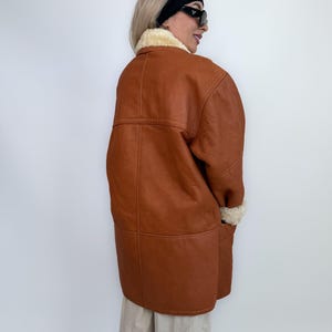 Cappotto in montone e shearling color cognac vintage, giacca invernale in pelle foderata in lana, da uomo e da donna immagine 5