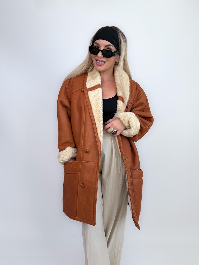 Cappotto in montone e shearling color cognac vintage, giacca invernale in pelle foderata in lana, da uomo e da donna immagine 2
