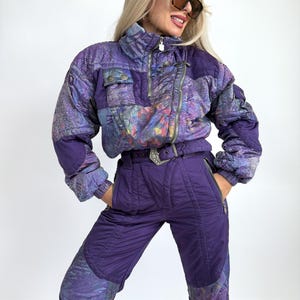 Vintage 90s Purple Abstract Print Ski Suit Jumpsuit – Women’s Retro Snowsuit with Belt, Shoulder  Winter Sportswear Statement Outfit S-M