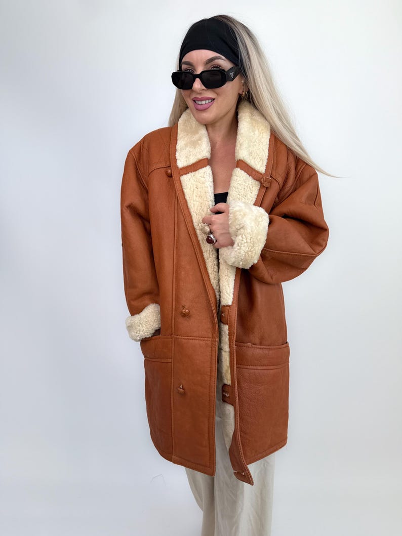 Cappotto in montone e shearling color cognac vintage, giacca invernale in pelle foderata in lana, da uomo e da donna immagine 1