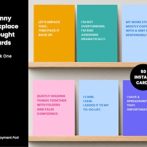 Puede incluir: Un conjunto de "Tarjetas de Pensamientos Divertidos en el Trabajo" con citas humorísticas en tarjetas coloridas. Las tarjetas se muestran en una estantería de madera. El texto incluye frases como "Desempaquemos eso, luego volvamos a empacarlo."