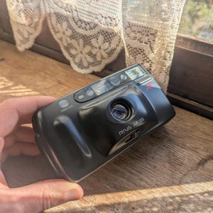 Se ha probado la cámara analógica compacta Minolta Riva AF35 de 35 mm.