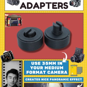 Può includere: Due anelli adattatori per pellicola neri da 35 mm a 120 per fotocamere di medio formato. Gli adattatori sono in plastica e hanno un foro filettato al centro. Il testo "35MM - 120 ADAPTERS" è visualizzato in grassetto nero su sfondo giallo.