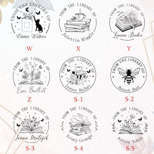 Peut inclure: Plusieurs tampons circulaires avec l'inscription "From The Library Of" et diverses illustrations. Les motifs incluent un chat et un livre, une tasse de th&eacute; sur des livres, une sc&egrave;ne de montagne et une abeille. Des noms sont &eacute;galement inclus.