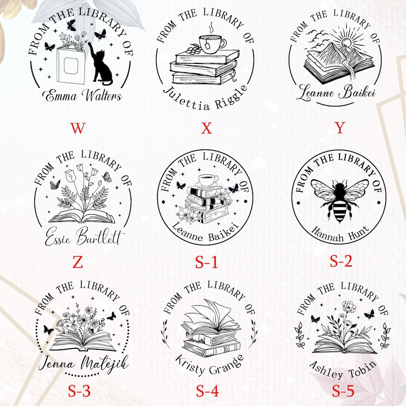 Peut inclure: Plusieurs tampons circulaires avec l'inscription "From The Library Of" et diverses illustrations. Les motifs incluent un chat et un livre, une tasse de th&eacute; sur des livres, une sc&egrave;ne de montagne et une abeille. Des noms sont &eacute;galement inclus.