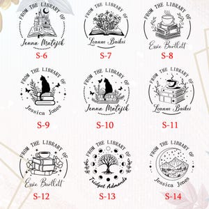 Peut inclure: Collection de neuf tampons circulaires avec divers motifs. Les tampons pr&eacute;sentent des illustrations d'un ch&acirc;teau, de fleurs, d'un chat, d'une tasse &agrave; th&eacute; et d'un paysage de montagne, avec le texte "From the Library of" et des noms.