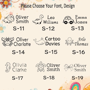 Puede incluir: Una tabla que muestra nueve dise&ntilde;os de etiquetas con nombres personalizados con iconos y texto en negro. Los iconos incluyen un dinosaurio, coche, cangrejo, ballena, pulpo, caballito de mar, tortuga y lazo. Incluye los c&oacute;digos S-11 a S-19 y el texto Please Choose Your Font, Design.