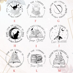 Peut inclure: Une collection de tampons de biblioth&egrave;que personnalis&eacute;s. Chaque tampon porte la mention "From the Library of" et un nom, avec des illustrations de chats, de livres, d'une &eacute;p&eacute;e et d'un ch&acirc;teau. Les tampons sont en noir et blanc.
