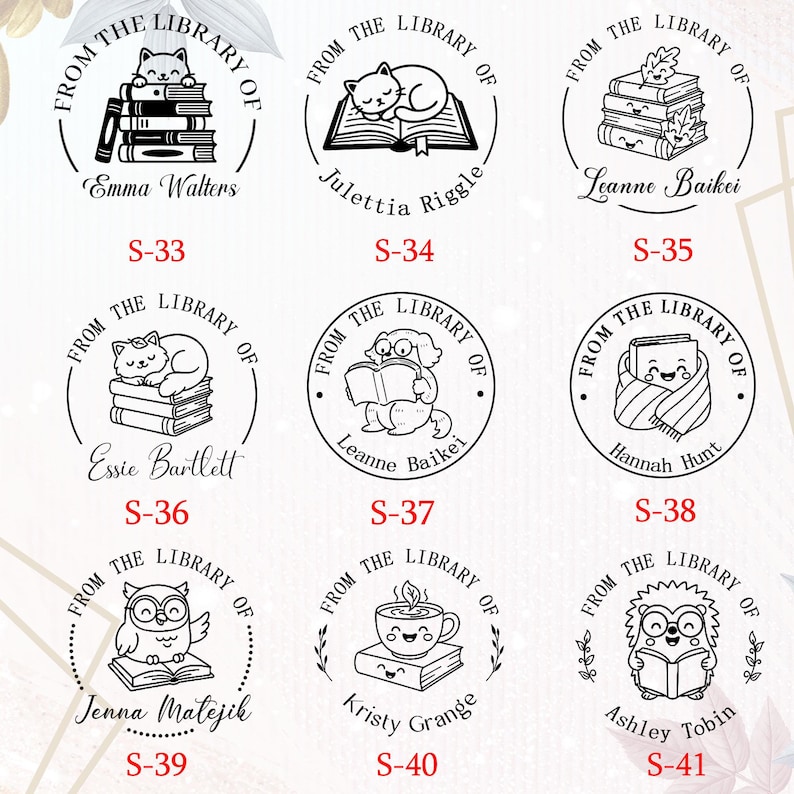 Peut inclure: Collection de neuf tampons ronds avec l'inscription "From the Library of" et diverses illustrations mignonnes. Chaque tampon pr&eacute;sente un nom diff&eacute;rent et un design unique, avec des chats, un hibou et un h&eacute;risson.