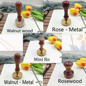 Peut inclure: Plusieurs tampons de cire avec des manches en bois et des bases en m&eacute;tal. Les tampons sont &eacute;tiquet&eacute;s "Walnut wood", "Rose - Metal", "Mini Rn", "Walnut - Metal" et "Rosewood". Le fond comprend du papier blanc, des tulipes jaunes et des &eacute;l&eacute;ments d&eacute;coratifs.