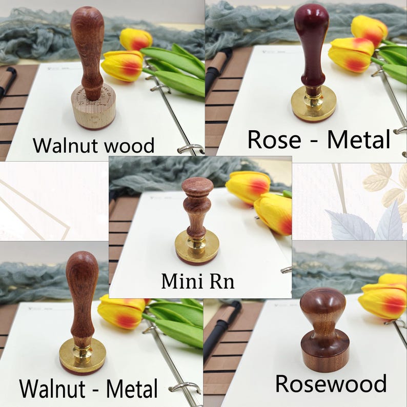 Peut inclure: Plusieurs tampons de cire avec des manches en bois et des bases en m&eacute;tal. Les tampons sont &eacute;tiquet&eacute;s "Walnut wood", "Rose - Metal", "Mini Rn", "Walnut - Metal" et "Rosewood". Le fond comprend du papier blanc, des tulipes jaunes et des &eacute;l&eacute;ments d&eacute;coratifs.
